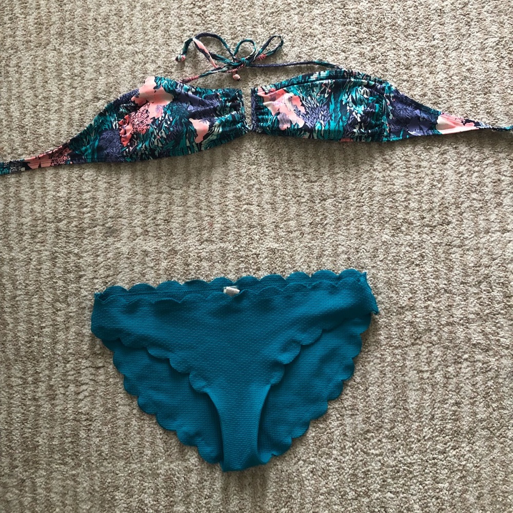 Blue bikini set w/scalloped bottoms